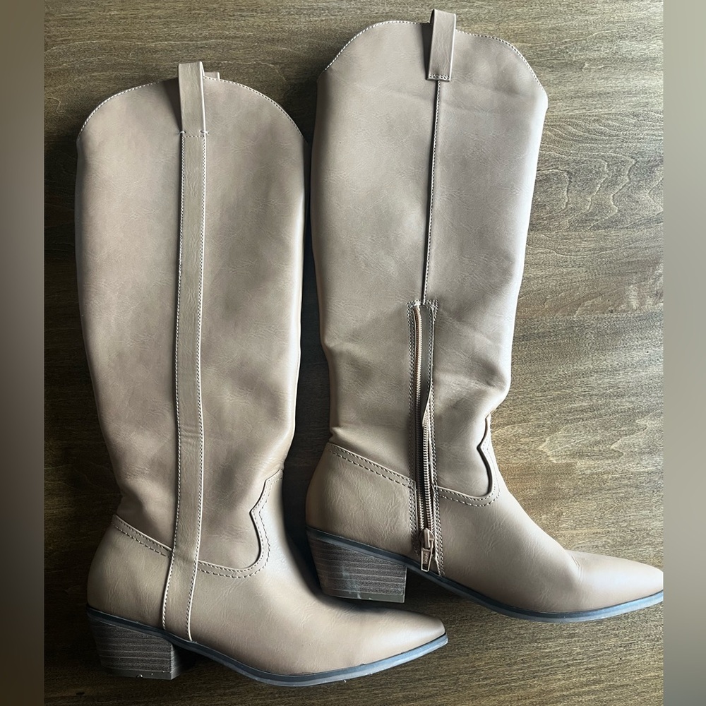 Universal Thread Tan Heeled Boots